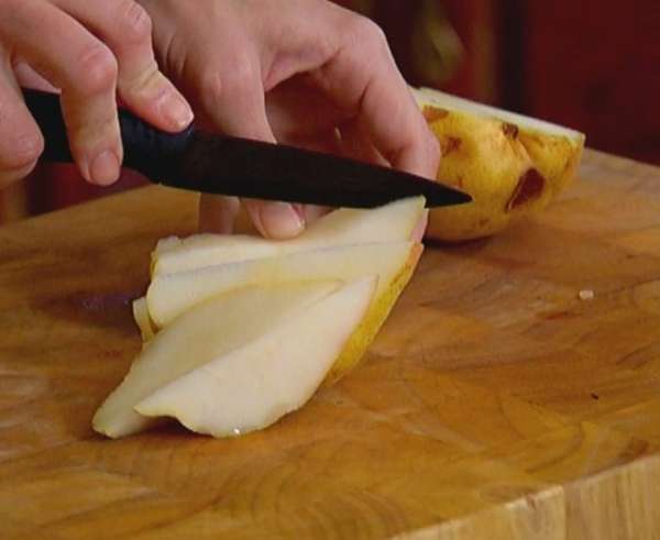 Грушу, удалив сердцевину, нарезать небольшими дольками и сбрызнуть лимонным соком. Грушу, удалив сердцевину, нарезать небольшими дольками и сбрызнуть лимонным соком.