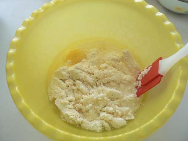 Творог смешать с лимонным соком, сахаром, яйцом, молоком и маслом.