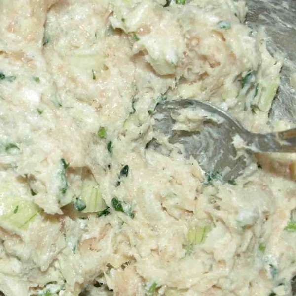Пока тесто подходит готовим начинку. Фарш можно брать любой на ваш вкус. У меня из куриного филе.
Лук мелко/крупно (на ваш вкус) режем и добавляем в фарш, туда же сыр измельченный на терке, фета, мелко рубленая зелень. Соль, перец по вкусу. Все перемешиваем. Фарш можно по желанию обжарить.
Пока тесто подходит готовим начинку. Фарш можно брать любой на ваш вкус. У меня из куриного филе.
Лук мелко/крупно (на ваш вкус) режем и добавляем в фарш, туда же сыр измельченный на терке, фета, мелко рубленая зелень. Соль, перец по вкусу. Все перемешиваем. Фарш можно по желанию обжарить.