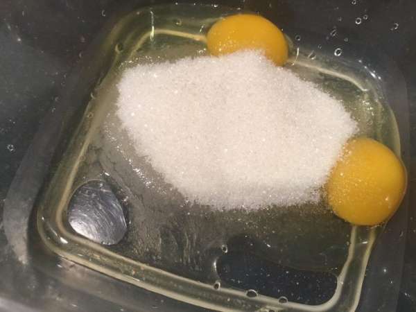 Яйца взбейте с сахаром и солью. Добавьте какао и хорошо перемешайте. Яйца взбейте с сахаром и солью. Добавьте какао и хорошо перемешайте.