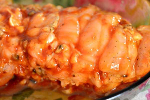 Смазать кисточкой верх рулета,соуса не жалеть! И отправить в разогретую духовку до 190 градусов. Выпекать около  часа, ориентируйтесь на свою духовку, не забывая немного подливать верх рулета подливой и соком, которые образовались во время запекания!!