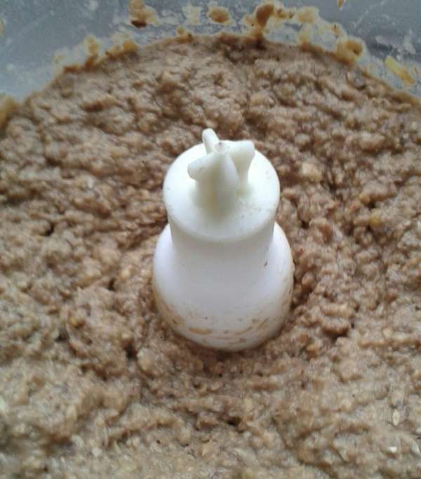 Переложить в блендер, измельчить. Соль, перец добавить по вкусу.  Если масса получится слишком густой добавить немного масла. Паштет остудить.