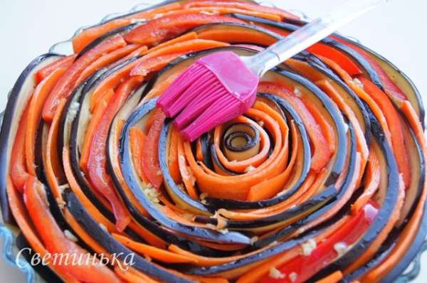 Этим насыщенным облагороженным маслицем с помощью кулинарной кисти промазываем всю овощную радугу. Стараемся, что бы затекло и внутрь.