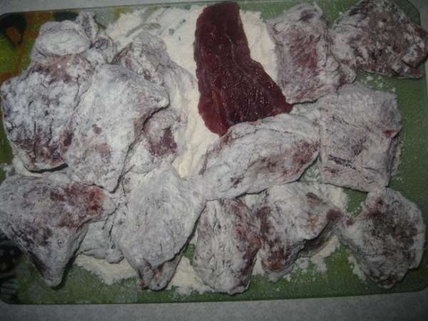 Мясо вымыть, обсушить, нарезать поперек волокон, посолить, поперчить, посыпать паприкой и обвалять в муке. Мясо вымыть, обсушить, нарезать поперек волокон, посолить, поперчить, посыпать паприкой и обвалять в муке.