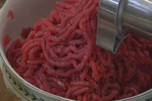 Говядину измельчить в мясорубке.
