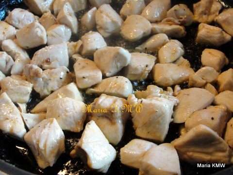 Порезать филе на кусочки,слегка обжарить в оливковом масле, посолить, поперчить. Выложить в отдельное блюдо.
