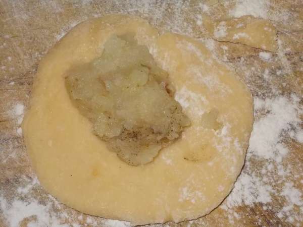 из теста лепить колбаски ,разминая рукой кружочки ,добавлять начинку и жарить на масле.Лучший вариант фритюрница