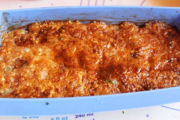 Мясо выкладываем в форму. И верх мяса смажем тоже этой смесью. Ставим запекать в духовку при 180 гр. 40 минут.