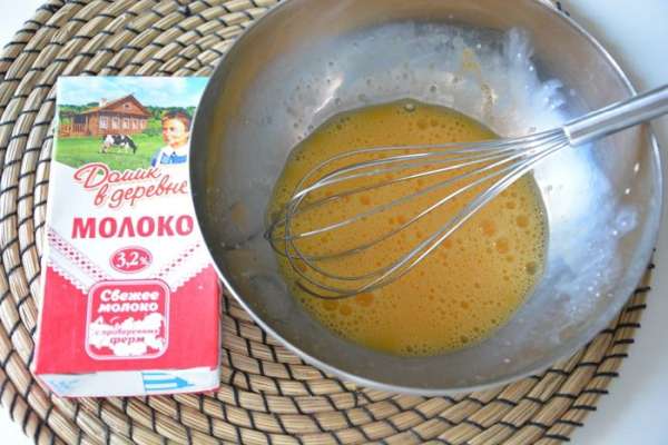 Яйца взбить с сахаром. Яйца взбить с сахаром.