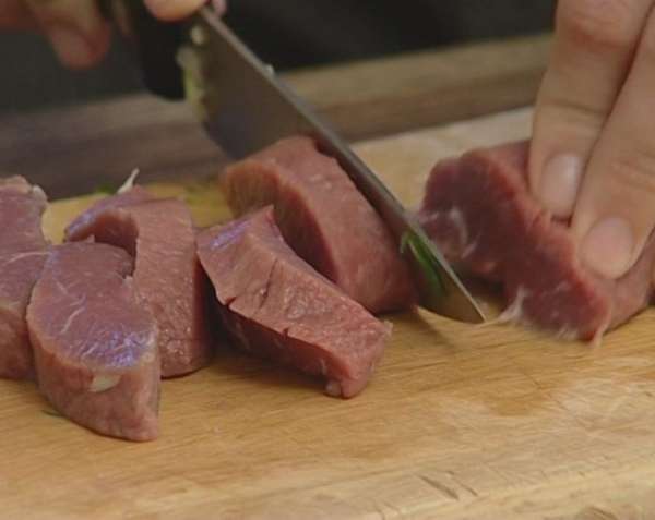 Мясо вымыть, просушить бумажным полотенцем и нарезать кубиками.
