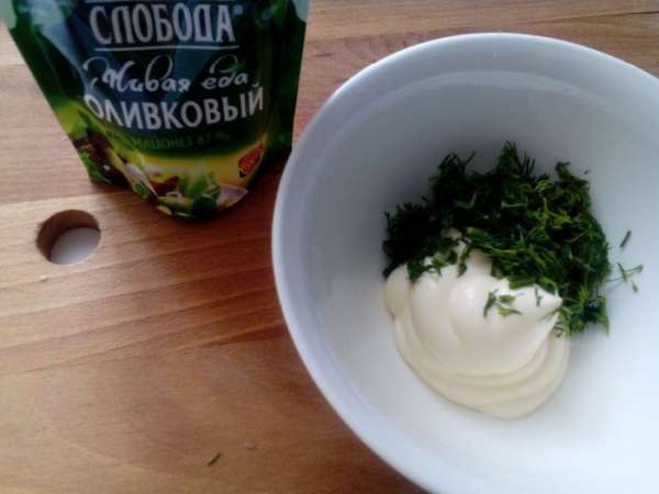 В миске смешать майонез оливковый ТМ «Слобода», мелко нарубленную зелень, 1 ч. л. соли, поперчить, перемешать. 
Добавить смесь к картошке, перемешать.