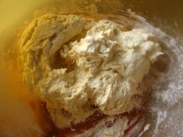 тыкву нарезаем небольшими кубиками, добавляем несколько ст.л. воды и тушим на маленьком огне до мягкости. Оставляем остывать. Обычно я на этом, заканчиваю свою возню на кухне, желаю всем спокойной ночи и укладываюсь баиньки.