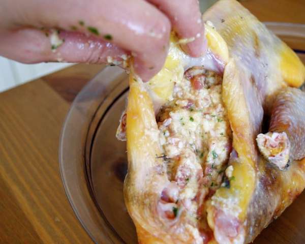 Цесарку начинить полученной смесью и зашить.