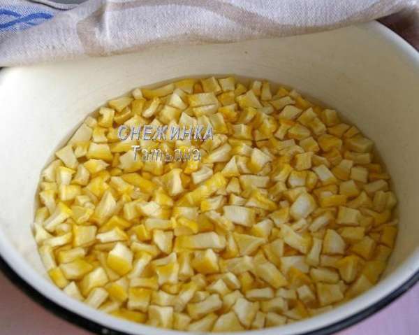 Кабачок очищаем от кожицы и семян. Нарезаем небольшим кубиком, но не очень мелко, т.к. кабачок отдаст свой сок, и кубики уменьшатся в размере. Складываем в кастрюлю или миску для варенья и засыпаем сахаром. Не перемешиваем! Оставляем на 8-10 часов, чтобы выделился сок. Я оставляла на ночь, вот так кабачок выглядел утром, получаются кубики кабачка в сиропе.