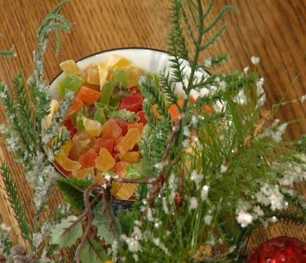 Цукаты нарезать небольшими кубиками. Цукаты нарезать небольшими кубиками.