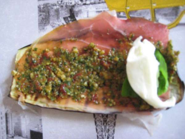 Моцареллу нарезать кусочками.
На пластинку баклажанов выложить по ломтику прошутто (сыровяленой ветчины), нанести пасту. Положить кусочек моцареллы, листик базилика, свернуть в рулетик. Моцареллу нарезать кусочками.
На пластинку баклажанов выложить по ломтику прошутто (сыровяленой ветчины), нанести пасту. Положить кусочек моцареллы, листик базилика, свернуть в рулетик.