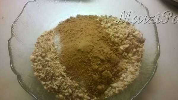 Смешаем орехи с сахаром. 
