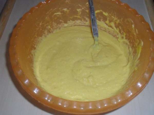 Готовое тесто раскатать в толстый жгут
и нарезать кусочками. 
