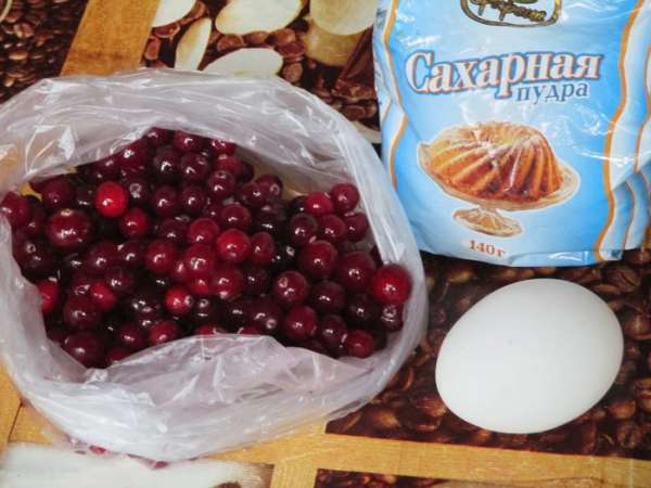 Ягоды нужно перебрать, промыть, обсушить и выбрать самые крепкие.
Яичный белок слегка взбейте в миске и поместите туда клюкву.
Затем порциями откидывайте ягоды на дуршлаг, чтобы стекло лишнее.
На плоское блюдо насыпьте сахарной пудры и этими небольшими порциями выкладывайте клюкву.
Облепите ягоды сахарной пудрой примерно так же как как катали бы снежки, только не ладонью, а пальчиками. По мере необходимости добавляете ещё сахарной пудры.
Затем нужно высушить клюкву в сахаре либо в духовке при 50 градусах (но я так не пробовала...), при комнатной температуре или в электросушилке.
У меня электросушилка, так примерно 30-45 минут хватило. Хранить можно в банках или коробках.
Приятного чаепития! Ягоды нужно перебрать, промыть, обсушить и выбрать самые крепкие.
Яичный белок слегка взбейте в миске и поместите туда клюкву.
Затем порциями откидывайте ягоды на дуршлаг, чтобы стекло лишнее.
На плоское блюдо насыпьте сахарной пудры и этими небольшими порциями выкладывайте клюкву.
Облепите ягоды сахарной пудрой примерно так же как как катали бы снежки, только не ладонью, а пальчиками. По мере необходимости добавляете ещё сахарной пудры.
Затем нужно высушить клюкву в сахаре либо в духовке при 50 градусах (но я так не пробовала...), при комнатной температуре или в электросушилке.
У меня электросушилка, так примерно 30-45 минут хватило. Хранить можно в банках или коробках.
Приятного чаепития!