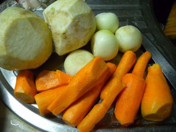 Овощи почистить и порезать кубиками (средними). Овощи почистить и порезать кубиками (средними).