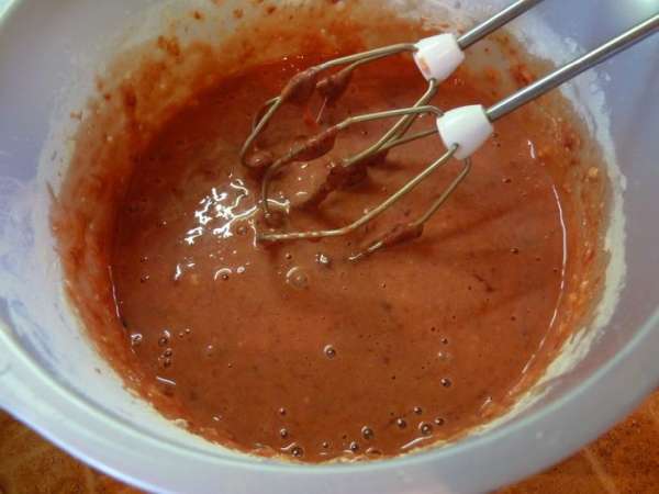 Провернуть печень через мясорубку. Смешать миксером фарш с яйцами, мукой, молоком + соль и перец.