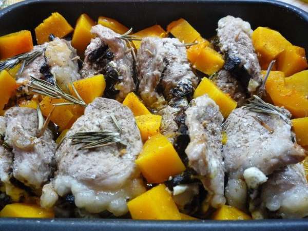 Через 30 минут к рулетикам выкладываем тыкву, солим и перчим по вкусу, добавляем веточки розмарина и опять убираем в духовку еще на 10-15 минут. Фольгой не накрывайте, пусть тыква немного подрумянится.