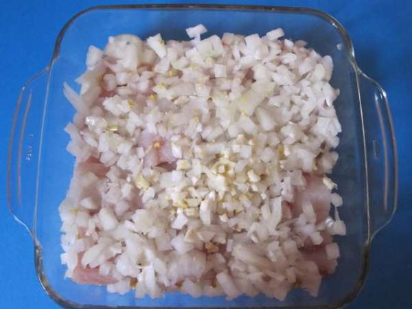Посыпать мелко нарезанным луком и чесноком. Посолить, поперчить.