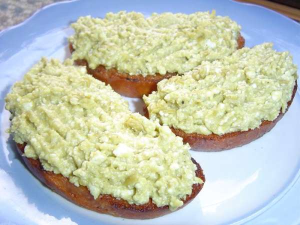 На поджаренные ломтики хлеба выкладываем пасту из зеленого горошка, На поджаренные ломтики хлеба выкладываем пасту из зеленого горошка,