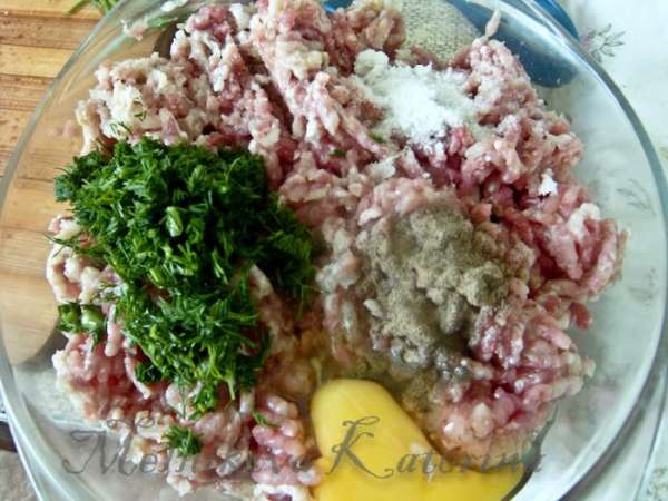 Мясо пропустить через мясорубку с луком и чесноком. Добавить яйцо, мелко нарезанный укроп, соль, перец и тщательно все перемешать. Мясо пропустить через мясорубку с луком и чесноком. Добавить яйцо, мелко нарезанный укроп, соль, перец и тщательно все перемешать.