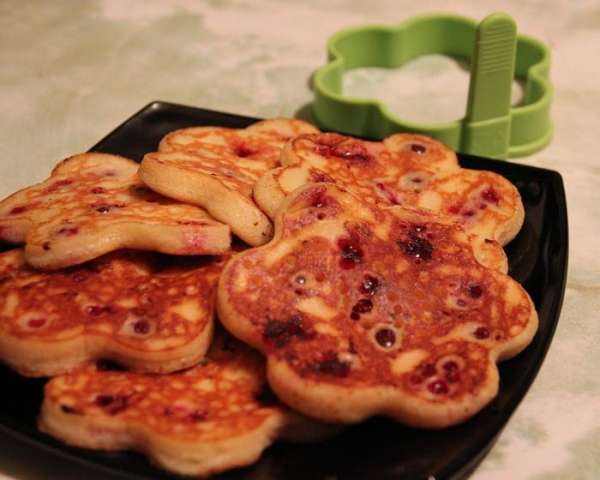 Разогреть сковороду, смазать сливочным маслом, в цент сковороды поместить силиконовую форму в виде цветочка. Заполнить ее на 1/2 тестом, посыпать клюквой, слегка вдавливая ее в тесто. Обжаривать до схватывания верхнего слоя оладушка, после чего аккуратно снять форму, перевернуть оладушек и жарить с другой стороны до золотистого цвета. Разогреть сковороду, смазать сливочным маслом, в цент сковороды поместить силиконовую форму в виде цветочка. Заполнить ее на 1/2 тестом, посыпать клюквой, слегка вдавливая ее в тесто. Обжаривать до схватывания верхнего слоя оладушка, после чего аккуратно снять форму, перевернуть оладушек и жарить с другой стороны до золотистого цвета.