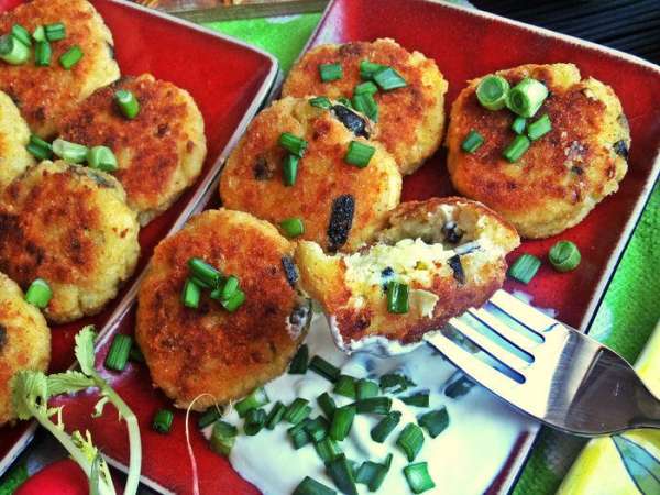 Маслины добавляют пикантности привычному вкусу биточков. 
Попробуйте и Вы :)