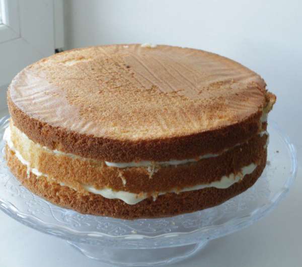
Бисквит разрезать на 3 коржа. 
Смазать коржи кремом. 