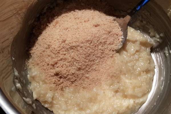 Затем насыпать раскрошенное печенье (можно растереть руками или с помощью блендера). Затем насыпать раскрошенное печенье (можно растереть руками или с помощью блендера).