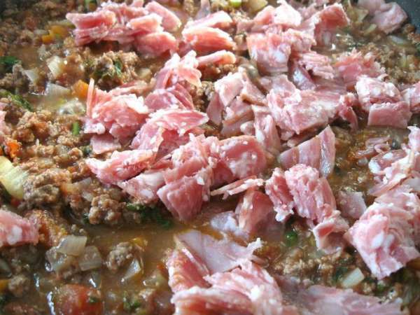Колбасу, порезанную на кусочки. Колбасу, порезанную на кусочки.