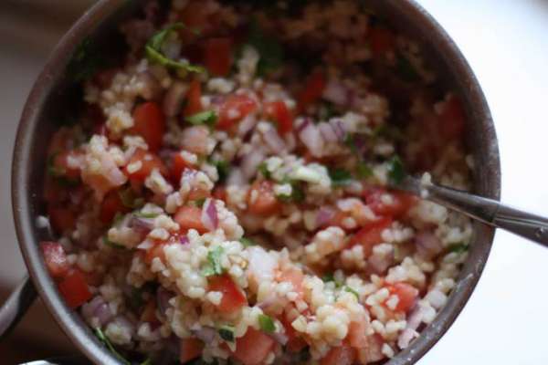 Заправляем оливковым маслом, солим и перчим по вкусу.

