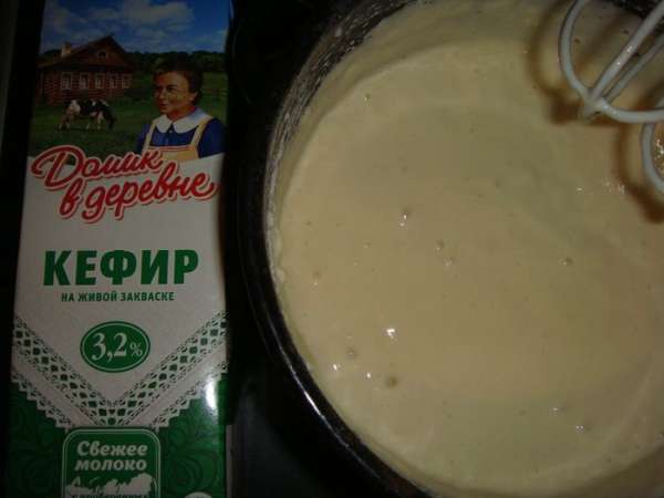 Частями всыпать муку и взбивать миксером, чтобы не было комочков. В крутой кипяток всыпать соду, быстро перемешать и вылить тонкой струйкой в тесто, постоянно взбивая. Оставить тесто на 5 минут. Частями всыпать муку и взбивать миксером, чтобы не было комочков. В крутой кипяток всыпать соду, быстро перемешать и вылить тонкой струйкой в тесто, постоянно взбивая. Оставить тесто на 5 минут.