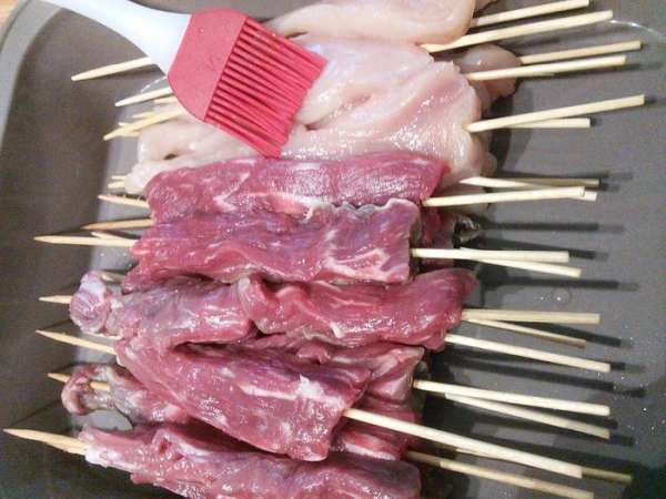 Мясо нужно нанимать на шпажки. Мясо нужно нанимать на шпажки.