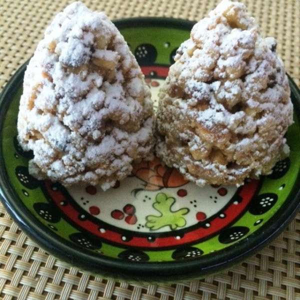 Новогодние шишки с грецким орехом. Новогодние шишки с грецким орехом.