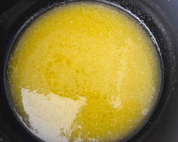 Масло растопить в небольшой кастрюльке с 50 г сахара и медом. Масло растопить в небольшой кастрюльке с 50 г сахара и медом.