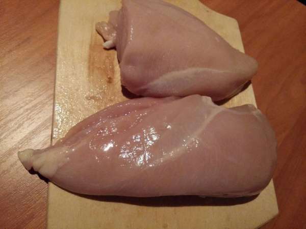 Куриные грудки у меня были крупные, поэтому на мое блюдо ушла 1 целая и 1/2 от второй грудки. Помыть, обсушить бумажным полотенцем.