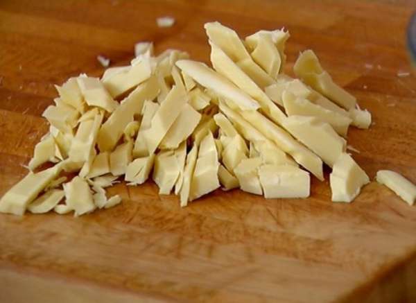 Шоколад порубить небольшими кусочками.