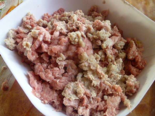 Все пропустить через мясорубку. Посолить по вкусу. По вкусу добавить ваши любимые специи....