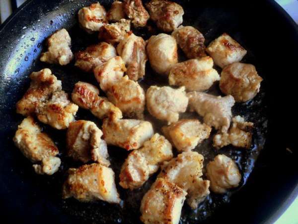 Мясо порезать кусочками 3х2 см, посыпать перцем, кориандром и быстро обжарить на разогретой сковороде в растительном масле до румяной корочки.