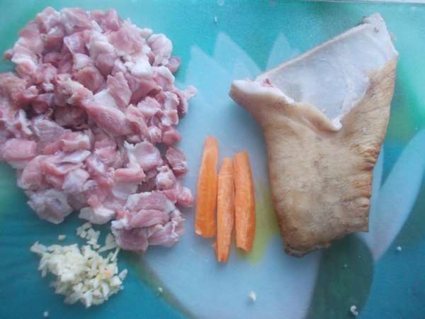 Затем с кости срезать мясо и мелко его порезать, посолить, поперчить. Из моркови вырезать три полосочки. Чеснок мелко измельчить. Затем с кости срезать мясо и мелко его порезать, посолить, поперчить. Из моркови вырезать три полосочки. Чеснок мелко измельчить.