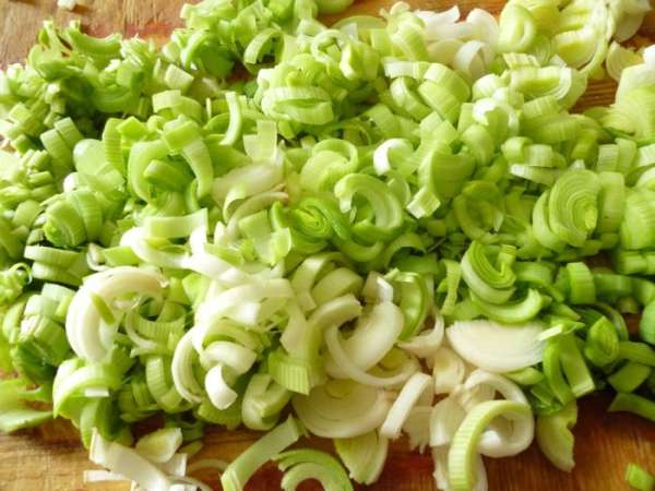 Лук порей нарезать полукольцами(без зеленых перышек)