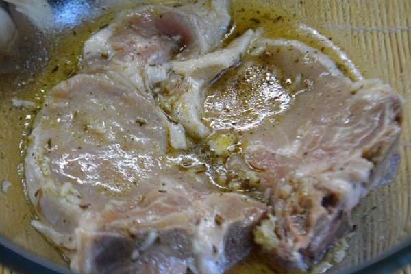 Мясо на кости хорошо помыть и обсушить бумажным полотенцем. Полить мясо маринадом и накрыть пищевой пленкой. Убрать в холодильник промариноваться на 4 часа. Мясо на кости хорошо помыть и обсушить бумажным полотенцем. Полить мясо маринадом и накрыть пищевой пленкой. Убрать в холодильник промариноваться на 4 часа.