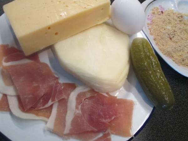 Куски сыра должны быть толщиной около 1 см. Куски сыра должны быть толщиной около 1 см.