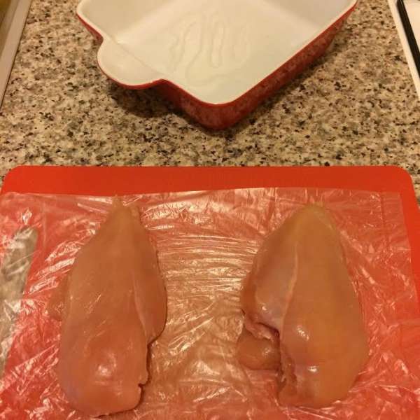 Куриные грудки вымыть, обсушить бумажным полотенцем и слегка отбить.