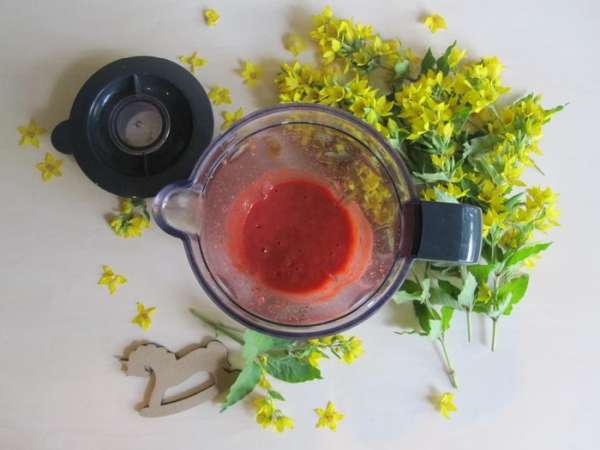 Затем делаем соус к нашим блинчикам. Берем любые ягоды на ваш вкус, сахар и отправляем в блендер. Взбиваем. Затем делаем соус к нашим блинчикам. Берем любые ягоды на ваш вкус, сахар и отправляем в блендер. Взбиваем.
