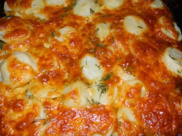 На противень выложить мясо, затем картофель, сверху посыпать сыром.
Запекать в разогретой до 180°С духовке 40 минут.
